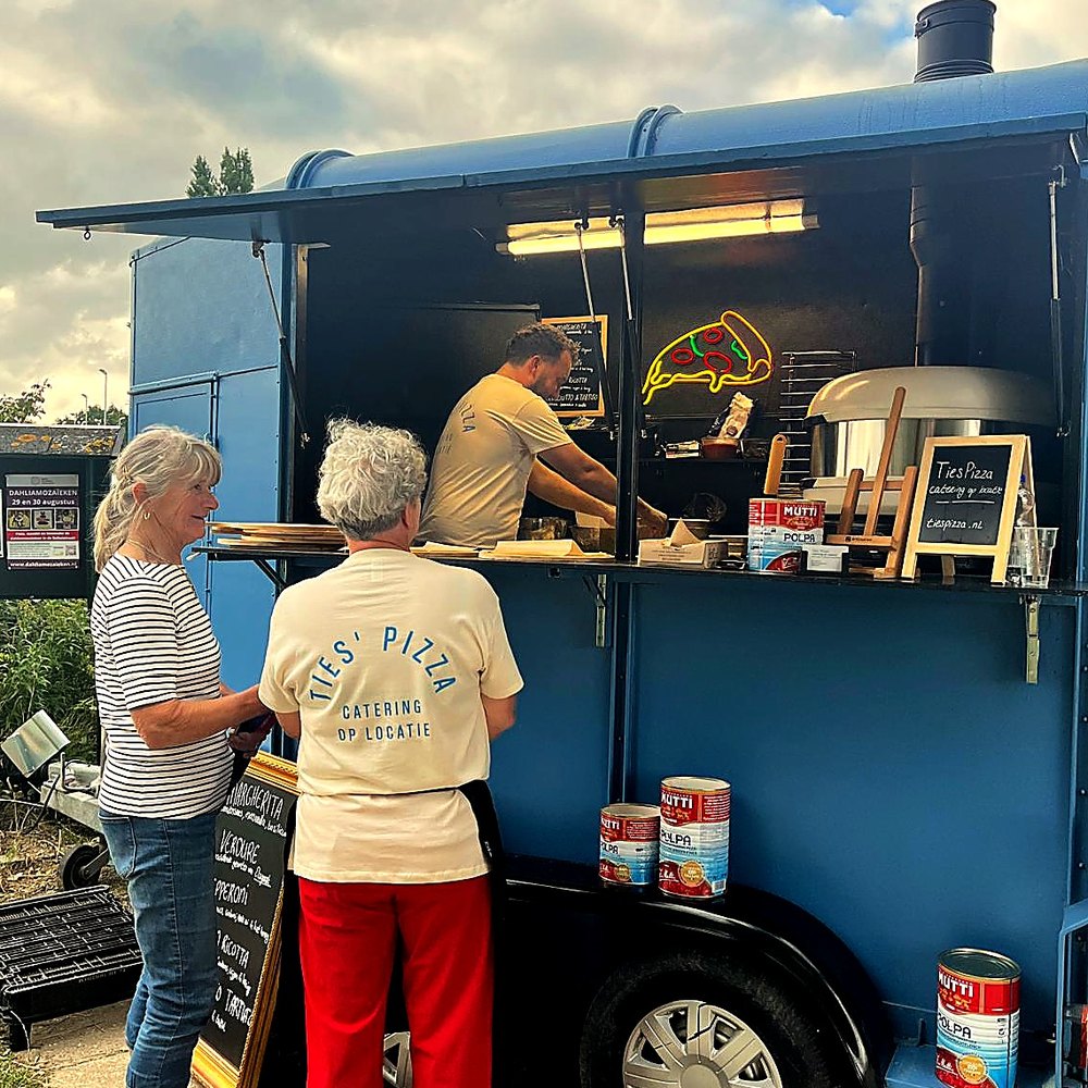 Pizza foodtruck catering tijdens een borrel aan huis in haarlem