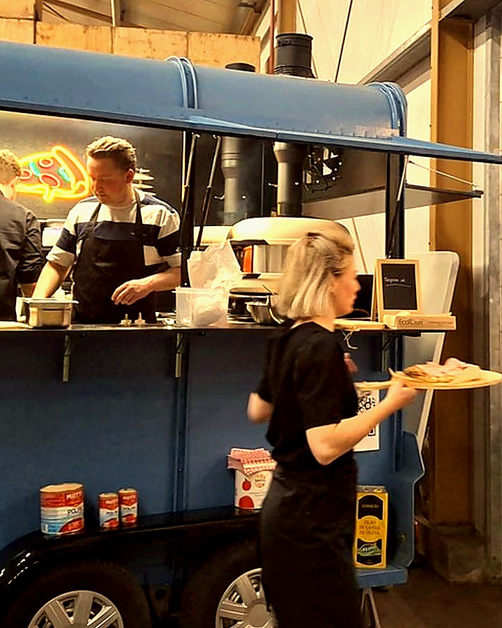 Ties' Pizza foodtruck met bediening op een evenement