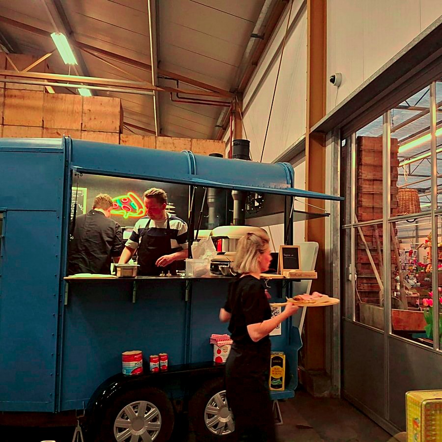 Pizza foodtruck catering tijdens een bedrijfsfeest in haarlem