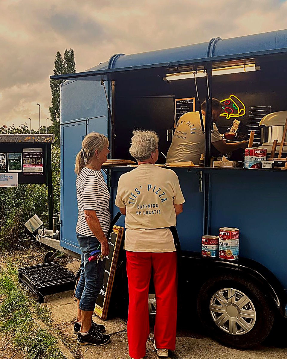 Gasten bij de pizza foodtruck van Ties' Pizza tijdens een bedrijfsevent